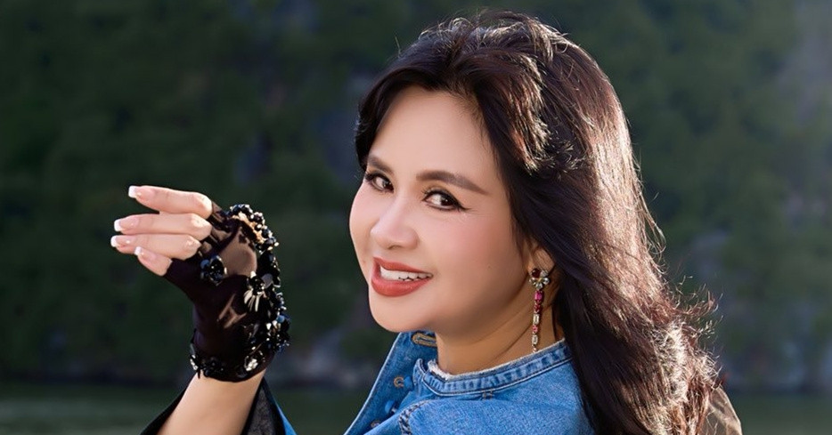 Diva Thanh Lam lả lơi trên du thuyền, tài tử Lý Hùng bên suối