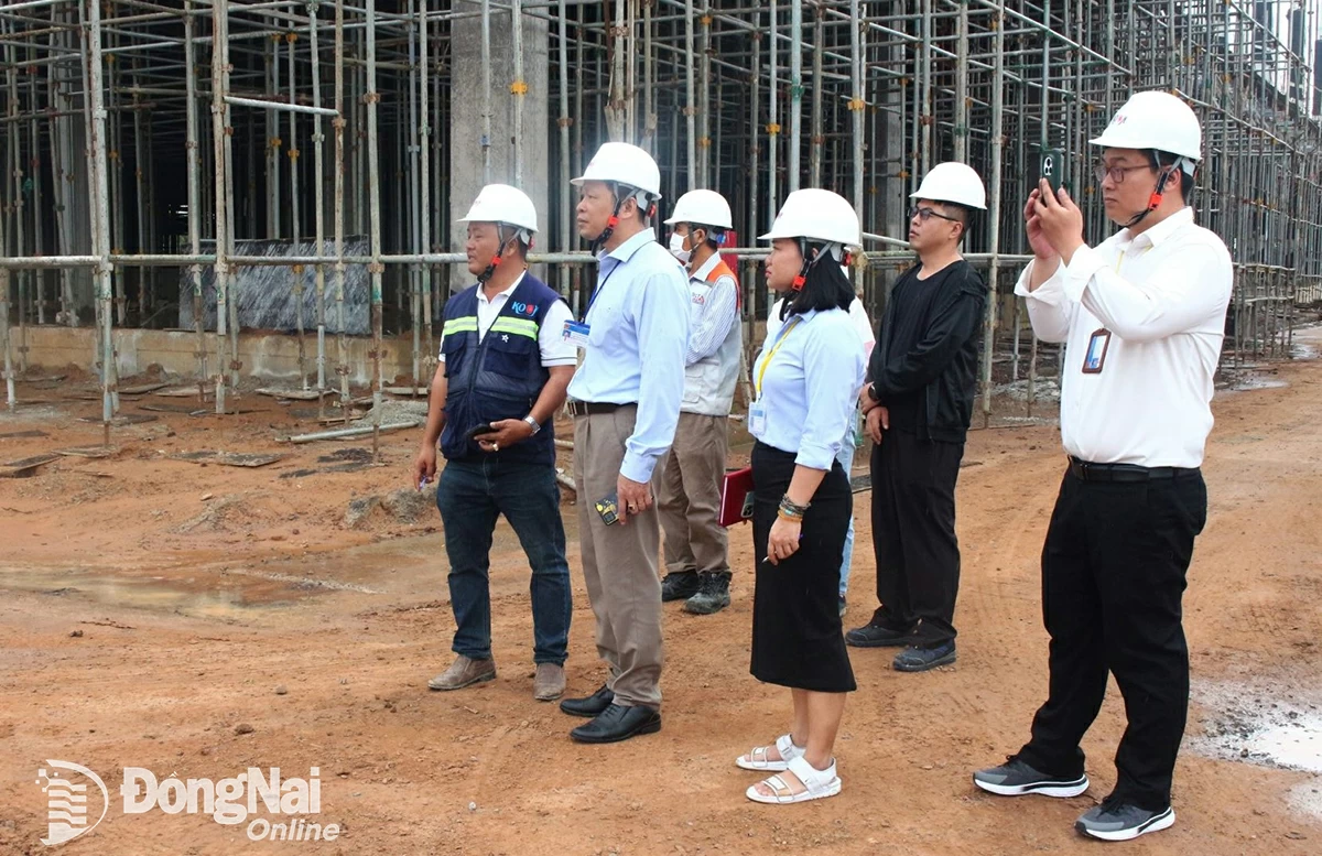 ทีมควบคุมดูแล ณ สถานที่ก่อสร้างเฟส 2 ของบริษัท ท็อปแบงก์ สมาร์ท ดองนาย เวียดนาม จำกัด (ตั้งอยู่ในตำบลลองถั่น) ภาพโดย: Lan Mai 