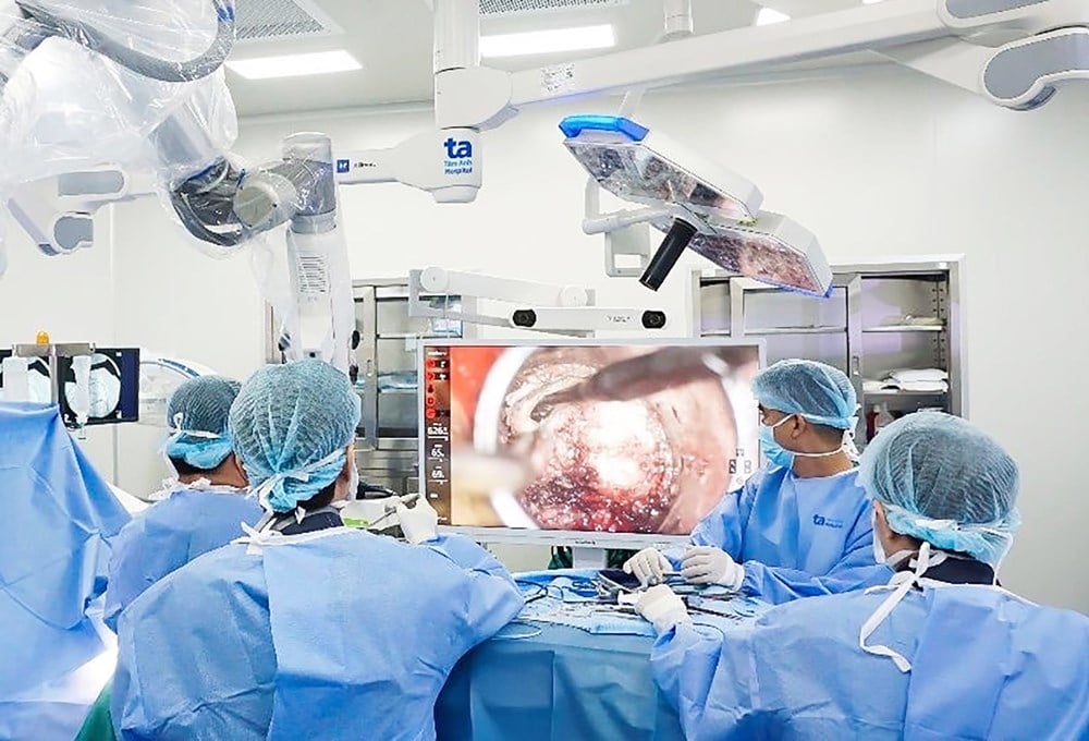 Robot AI Modus V Synaptive giúp bác sĩ Bệnh viện Đa khoa Tâm Anh thực hiện phẫu thuật chính xác đến từng milimet thông qua đường mổ siêu nhỏ.