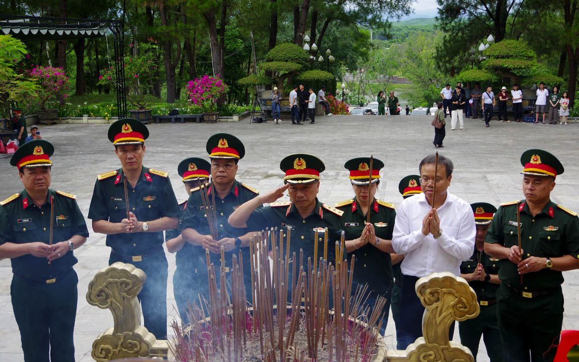 Thượng tướng Lê Quang Minh dâng hương, tri ân các anh hùng liệt sĩ tại tỉnh Quảng Trị