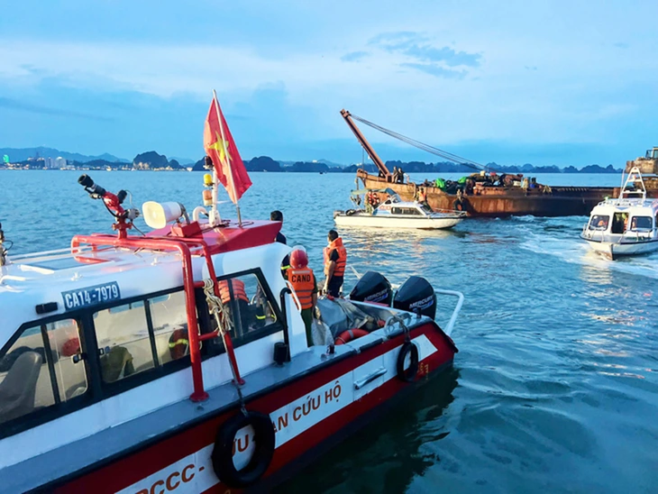 Un barco con 49 personas a bordo se hunde en Ha Long: un viaje de verano se convierte en tragedia