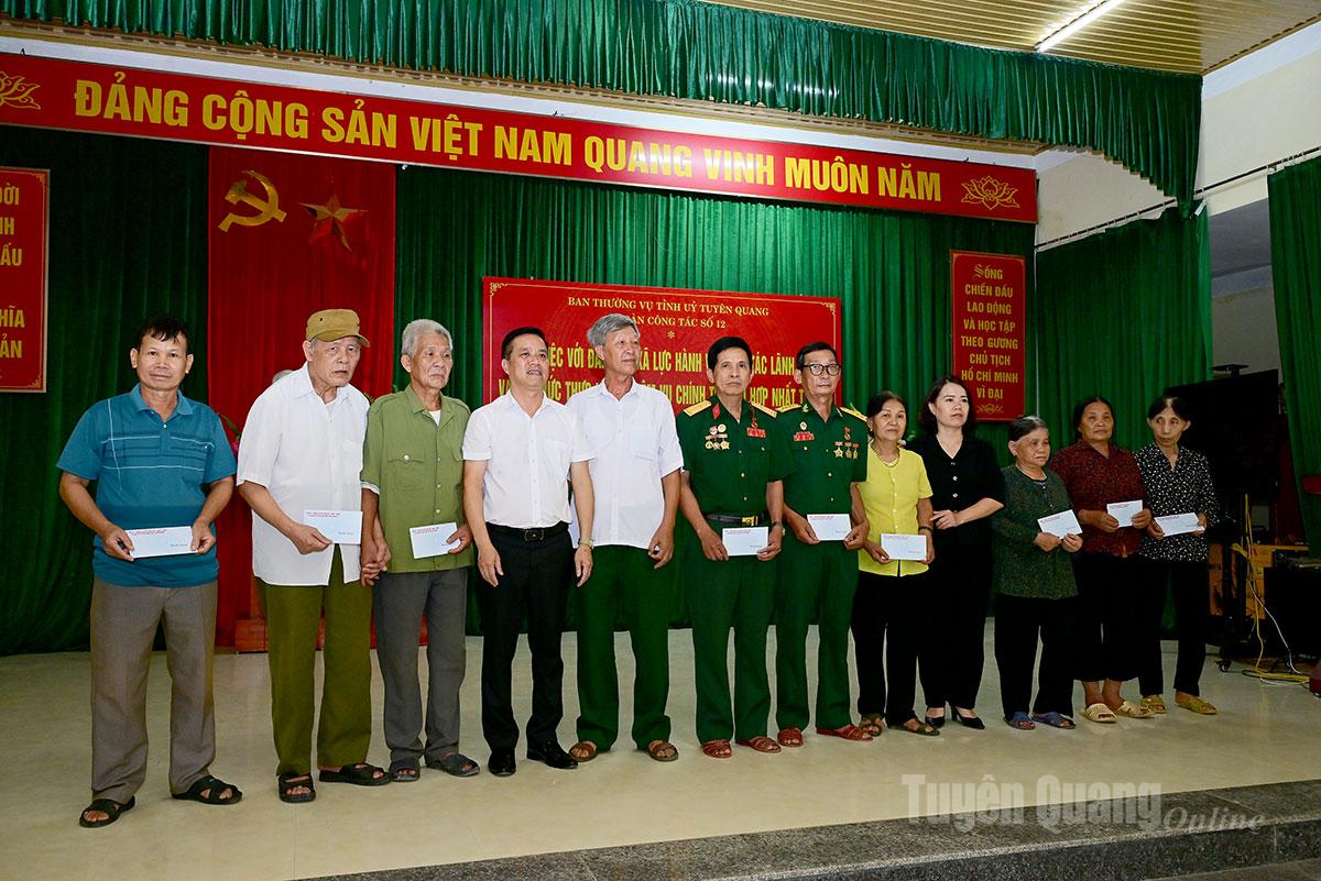 Đồng chí Lý Thị Lan và lãnh đạo xã tặng các suất quà của Ban Thường vụ Tỉnh ủy tặng gia đình chính sách, người có công trên địa bàn xã Lực Hành.