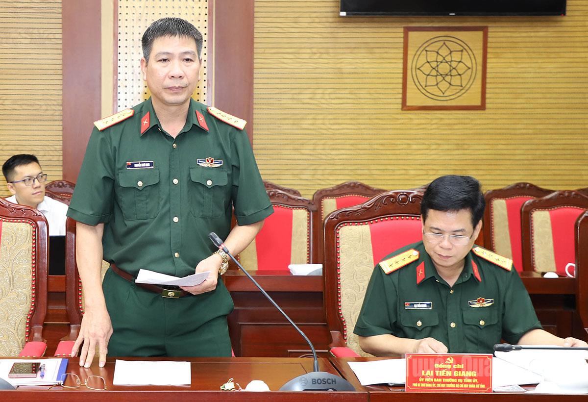 Phó Bí thư Thường trực Đảng ủy Quân sự tỉnh, Chính ủy Bộ CHQS tỉnh trình bày dự thảo Văn kiện trình Đại hội Đại biểu Đảng ủy Quân sự tỉnh Tuyên Quang nhiệm kỳ 2025-2030.