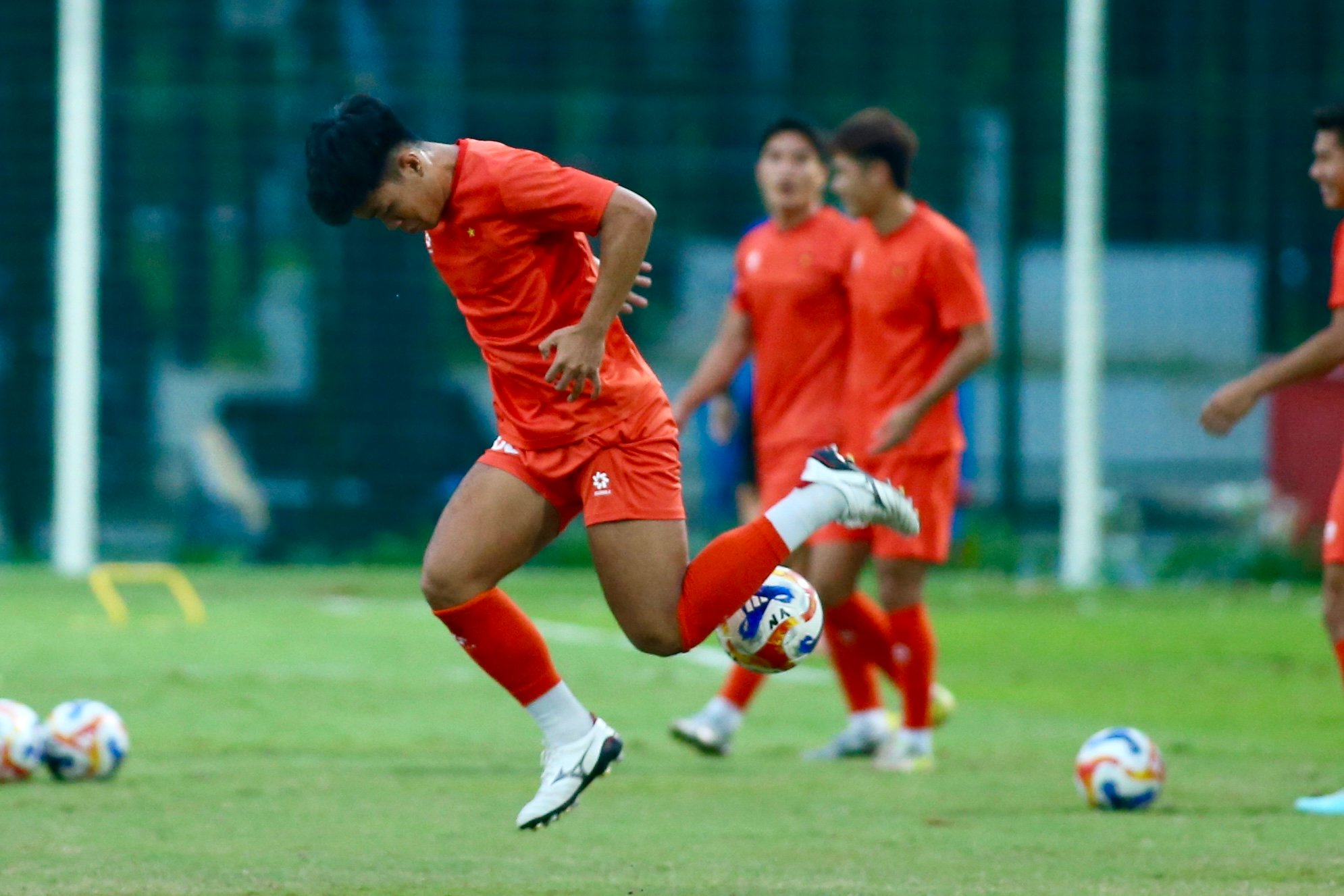 Trung vệ U.23 Việt Nam biểu diễn kỹ thuật như Neymar, Đình Bắc trở lại tươi rói- Ảnh 3.