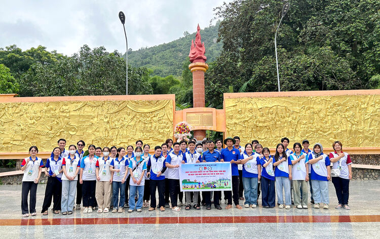 Students of Can Tho University of Medicine and Pharmacy organized the Green Summer Campaign in O Lam commune