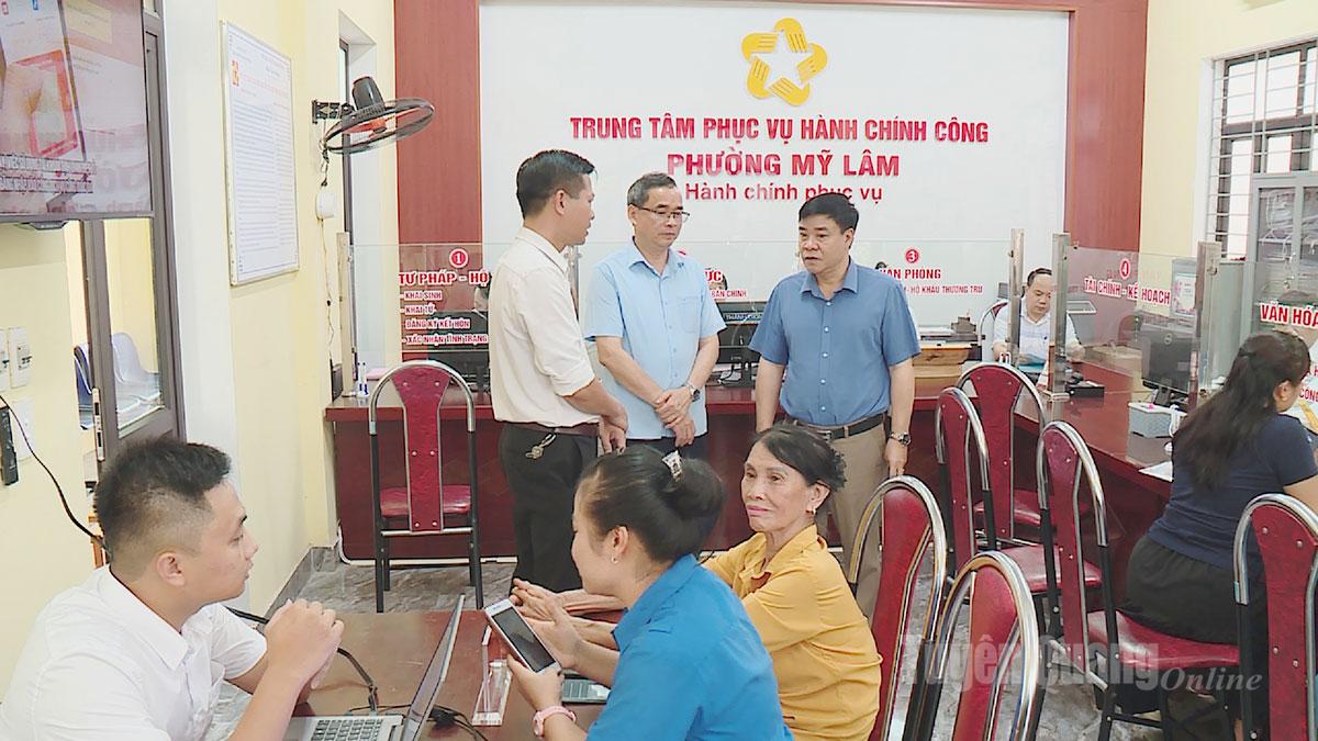 Phó Chủ tịch UBND tỉnh Hoàng Gia Long kiểm tra hoạt động tại Trung tâm phục vụ hành chính công phường Mỹ Lâm.
