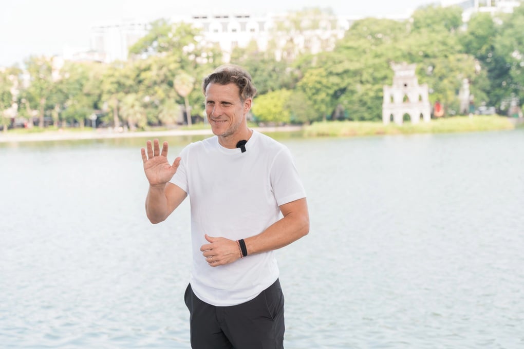 Huyền thoại Diego Forlan đi dạo Hồ Gươm, chia sẻ bí quyết thành công - 1