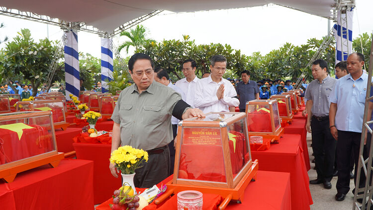 Prime Minister Pham Minh Chinh attends the memorial service and burial of martyrs' remains in An Giang