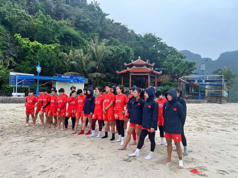 Đội tuyển nữ Việt Nam tập dưới mưa nhẹ do ảnh hưởng bão số 3, Huỳnh Như sang Úc làm gì?- Ảnh 3.
