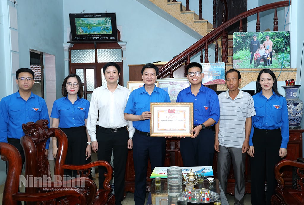Đồng chí Trần Ngọc Nam, Tỉnh ủy viên, Phó Chủ tịch Ủy ban MTTQ Việt Nam tỉnh, Bí thư Tỉnh đoàn trao tặng Bằng khen cho em Trần Xuân Đam đã có thành tích xuất sắc trong Kỳ thi tốt nghiệp THPT năm 2025 đạt thủ khoa toàn quốc.