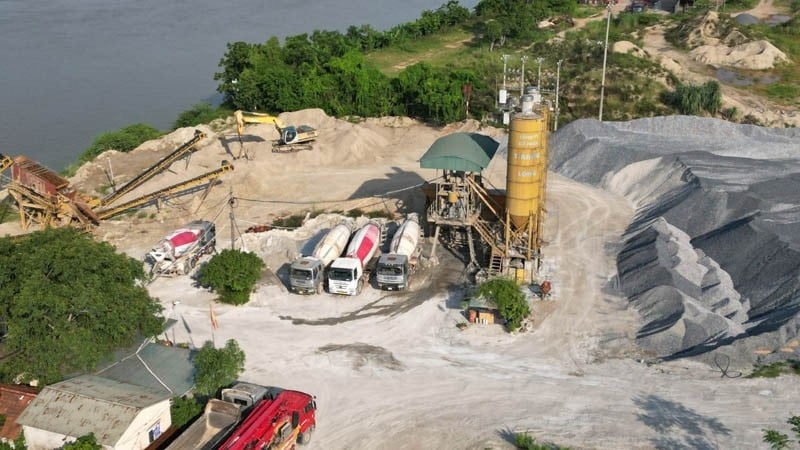 Bãi tập kết cát sỏi sau khai thác của Công ty Cổ phần Thượng Long tại phường Vân Phú, tỉnh Phú Thọ.
