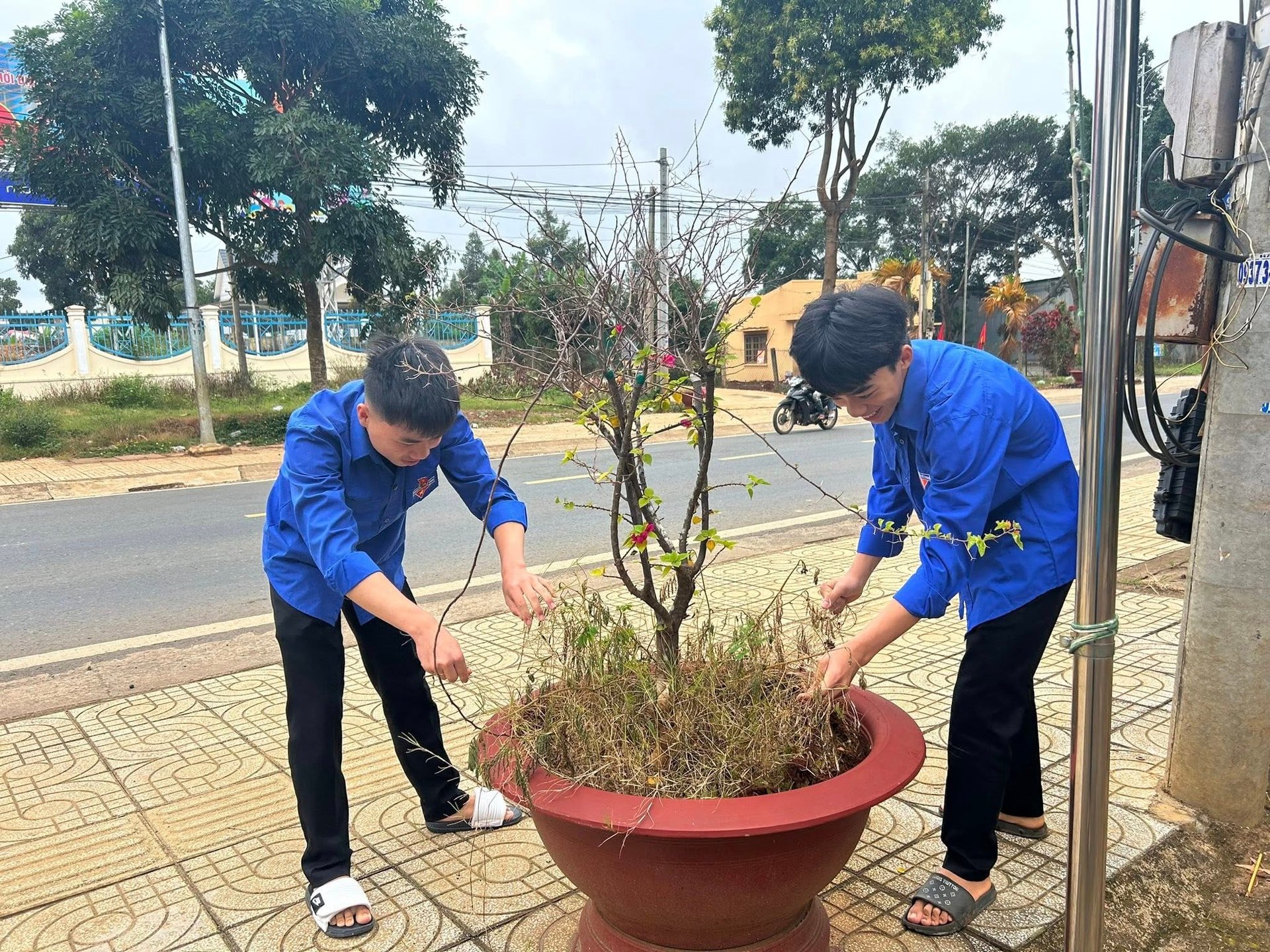 Ra quân dọn dẹp vệ sinh môi trường