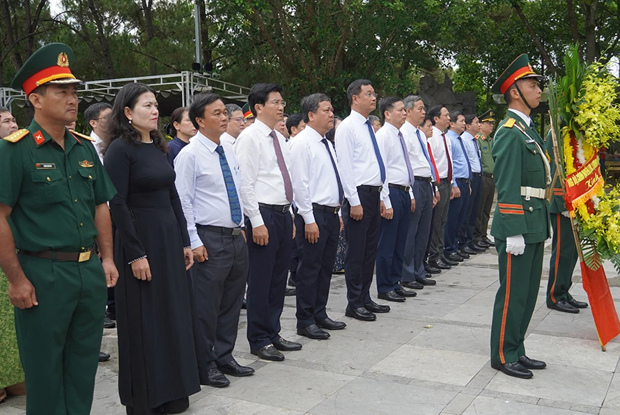 Lãnh đạo tỉnh dâng hương tưởng nhớ các anh hùng liệt sĩ