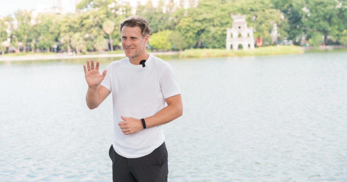 Huyền thoại Diego Forlan đi dạo Hồ Gươm, chia sẻ bí quyết thành công
