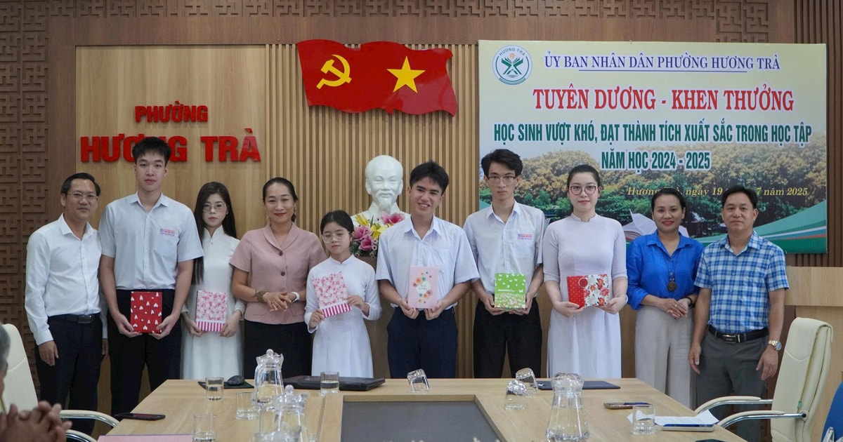 Phường Hương Trà khen thưởng gần 30 triệu đồng cho học sinh khó khăn đạt kết quả cao trong học tập