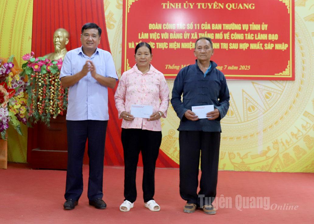 Nhân dịp kỷ niệm Ngày Thương binh, Liệt sỹ 27-7, đồng chí Hầu Minh Lợi tặng quà các gia đình chính sách trên địa bàn xã Thắng Mố.