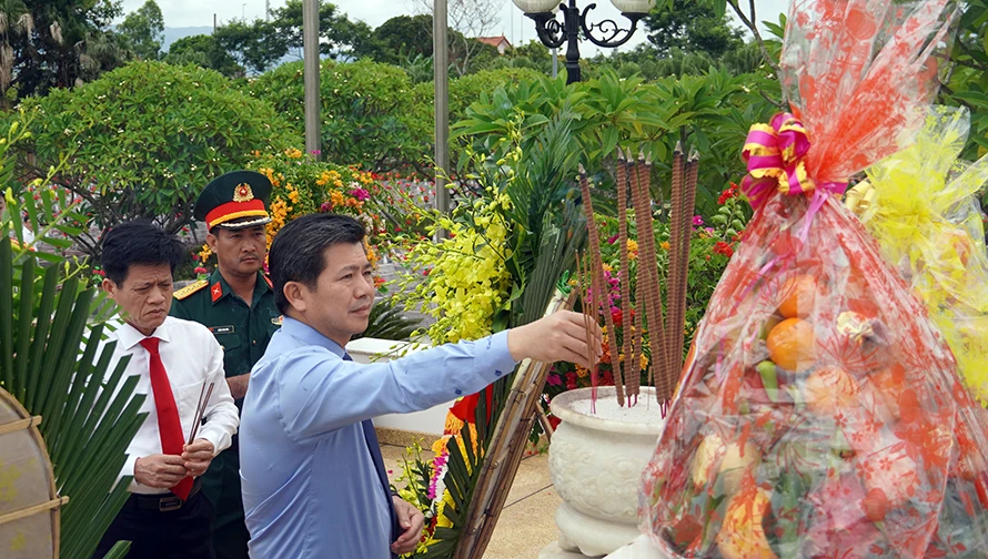 Lãnh đạo tỉnh dâng hương tưởng nhớ các anh hùng liệt sĩ