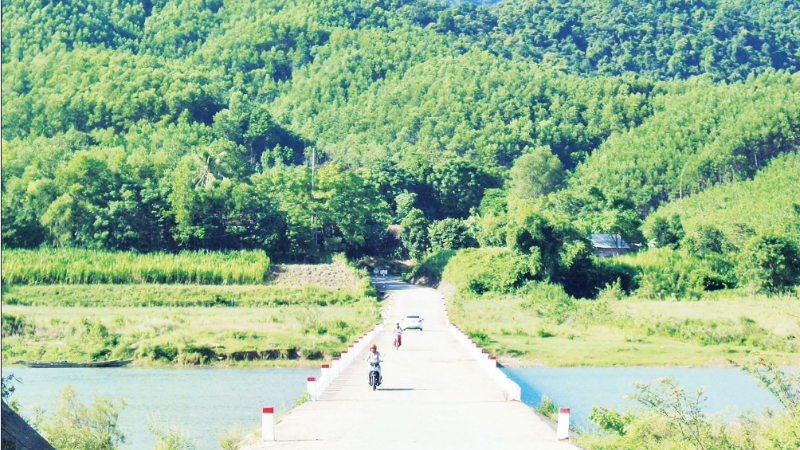 Pont en béton sur la rivière Ba Long pour faciliter les déplacements des personnes des deux rives.