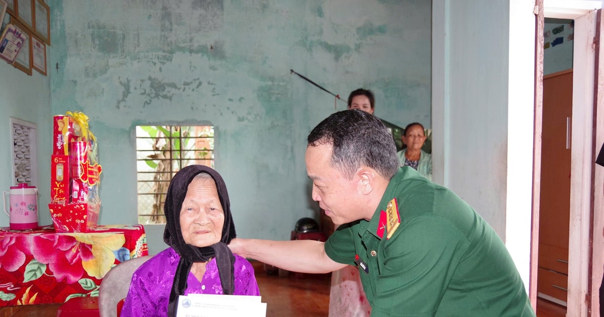 មេបញ្ជាការ​បញ្ជាការដ្ឋាន​យោធភូមិភាគ​ទីក្រុង Da Nang អញ្ជើញ​ទៅ​សួរសុខទុក្ខ និង​ជូន​អំណោយ​ដល់​មាតា​វីរជន​វៀត​ណាម