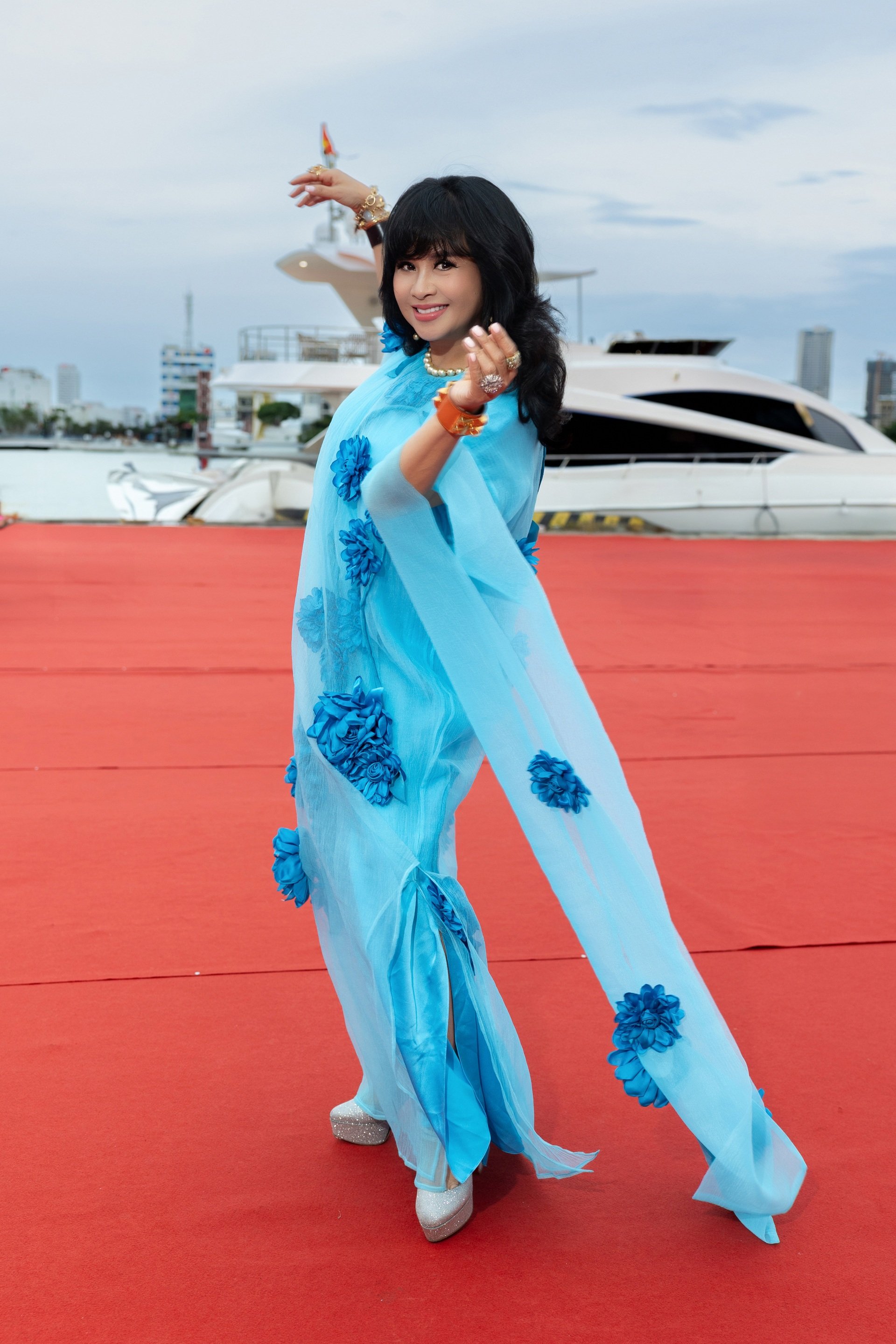 Thanh Lam và chồng bác sĩ sánh đôi dự show thời trang bên bờ sông Hàn - 4