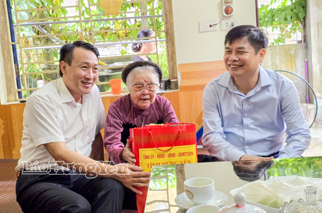 Đồng chí Trưởng ban Tổ chức Tỉnh ủy và đồng chí Phó Chủ tịch UBND tỉnh tặng quà bà Nghiêm Thị Xuân, thân nhân 2 liệt sĩ (xã Quang Lịch).