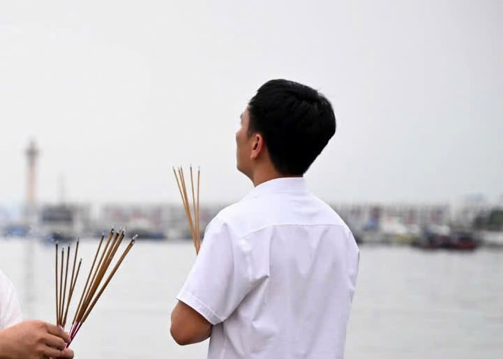 Thân nhân du khách chưa tìm thấy dầm mình trong đêm lạnh ngóng tin -1