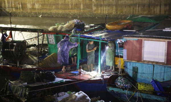 Vérifiez et révisez la demande pour les personnes sur les bateaux de s'abriter dans des endroits sûrs.