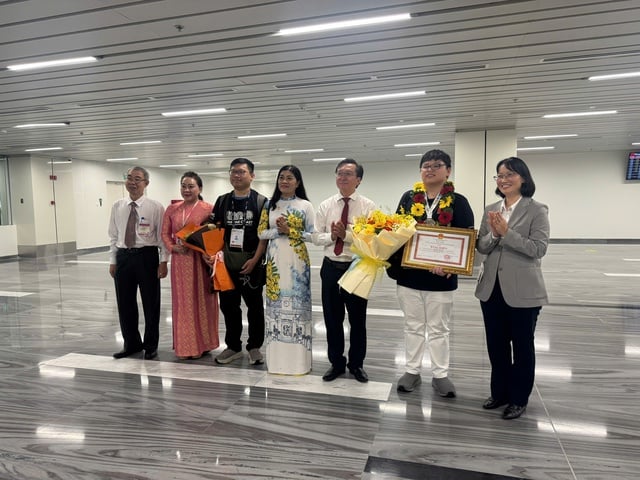 TP.HCM thưởng nóng cho học sinh đạt huy chương bạc Olympic toán quốc tế khi về nước - Ảnh 2.