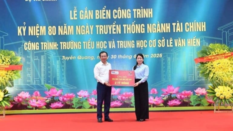 a4-dai-dien-agribank-dong-chi-doan-ngoc-luu-pho-tong-giam-doc-trao-tang-2-ty-dong.jpg