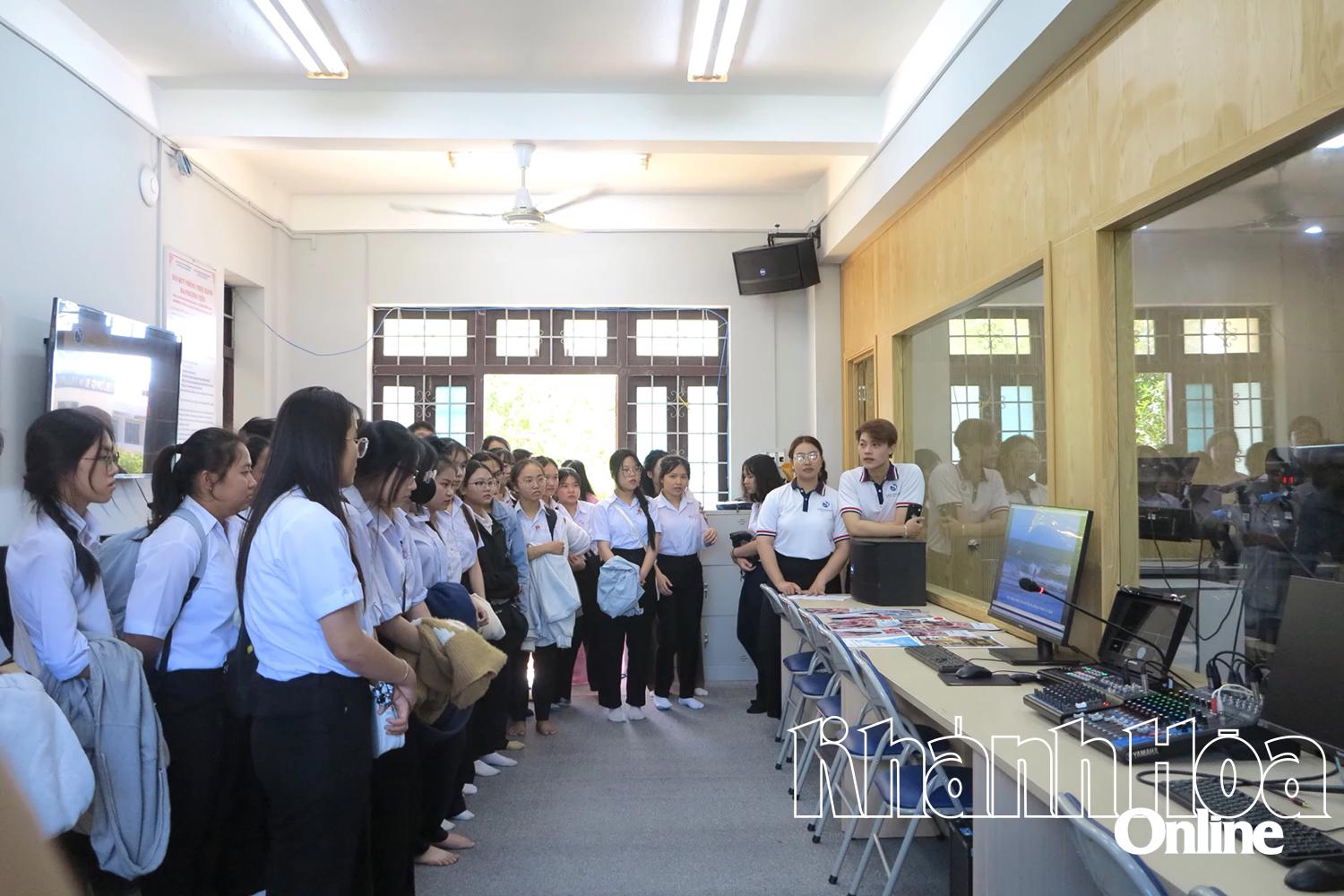 Học sinh tham quan, tìm hiểu ngành nghề tại Trường Đại học Khánh Hòa.
