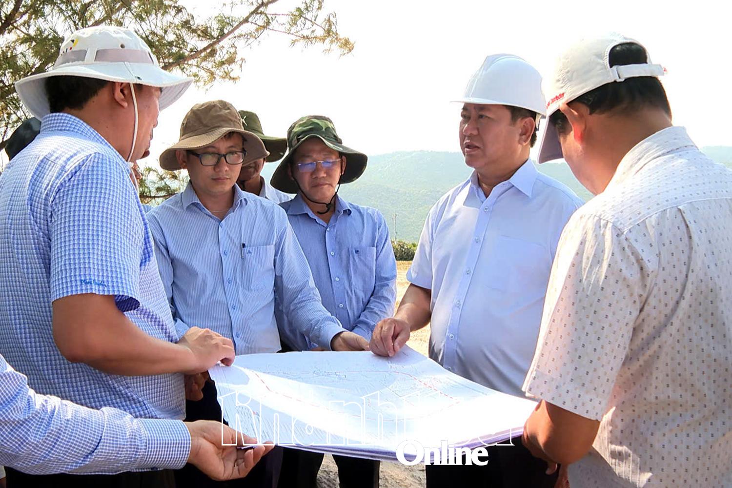 Đồng chí Trần Quốc Nam - Phó Bí thư Tỉnh ủy, Chủ tịch UBND tỉnh, Trưởng đoàn Đại biểu Quốc hội tỉnh kiểm tra thực tế tại vùng lõi thực hiện Dự án Nhà máy Điện hạt nhân Ninh Thuận 2.
