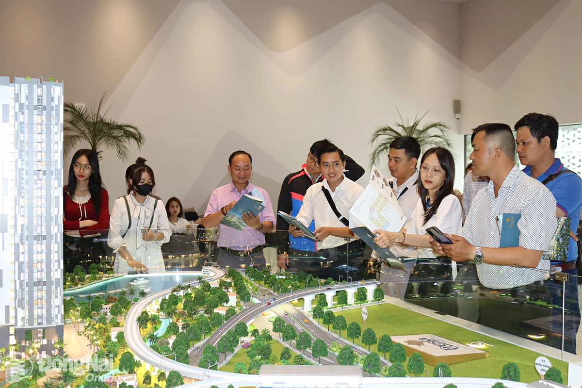 Người dân quan tâm Dự án Nhà ở thương mại Fresia Riverside tại phường Biên Hòa.

