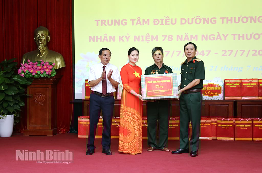 Đại tướng Nguyễn Tân Cương, Thứ trưởng Bộ Quốc phòng tặng quà Trung tâm Điều dưỡng thương binh Duy Tiên.