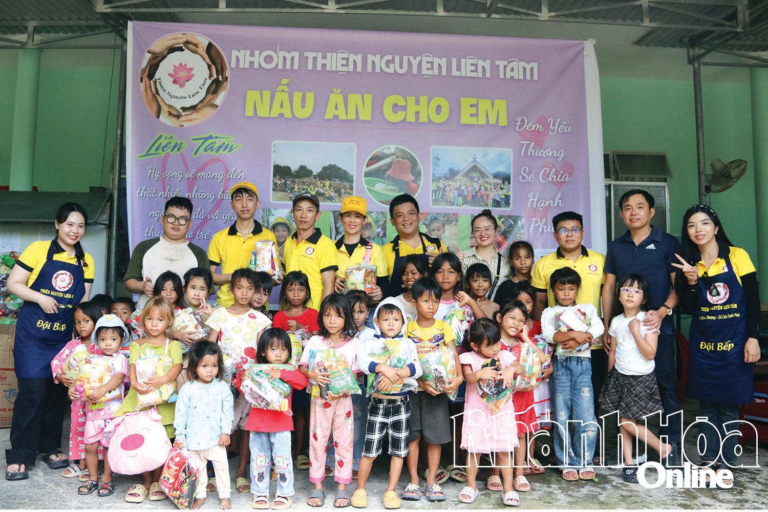 Nhóm thiện nguyện Liên Tâm tặng quà cho các em nhỏ.