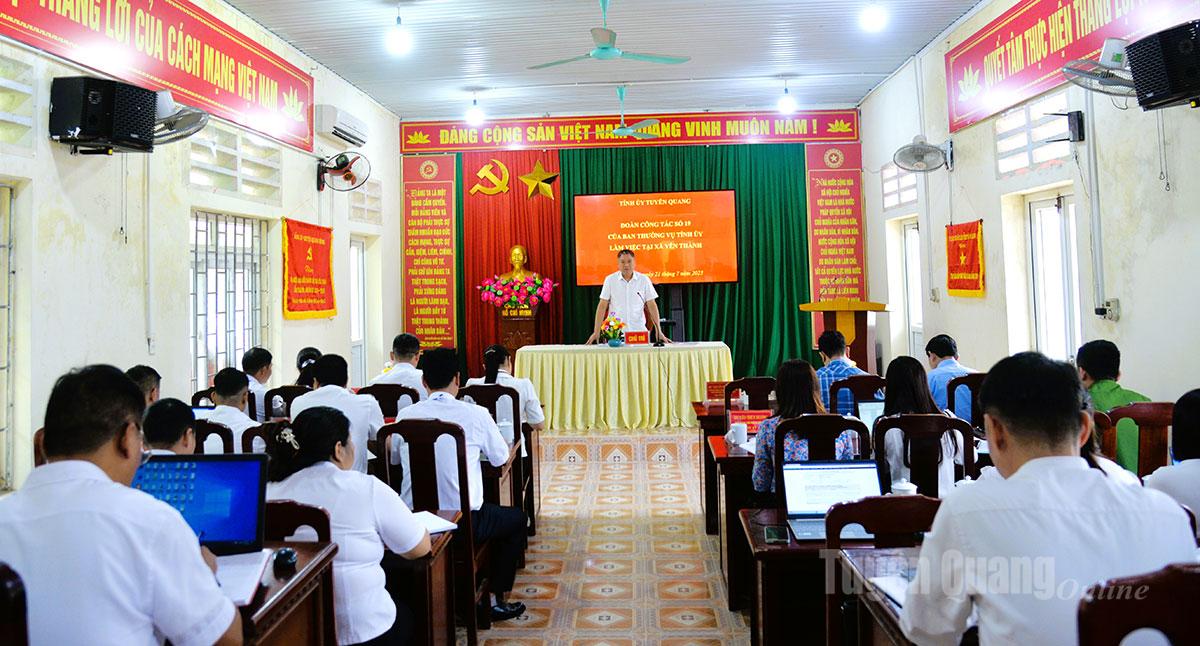 Đồng chí Nguyễn Hồng Trang, Phó Bí thư Thường trực chuyên trách Đảng ủy các cơ quan Đảng tỉnh phát biểu tại buổi làm việc với Đảng ủy xã Yên Thành.