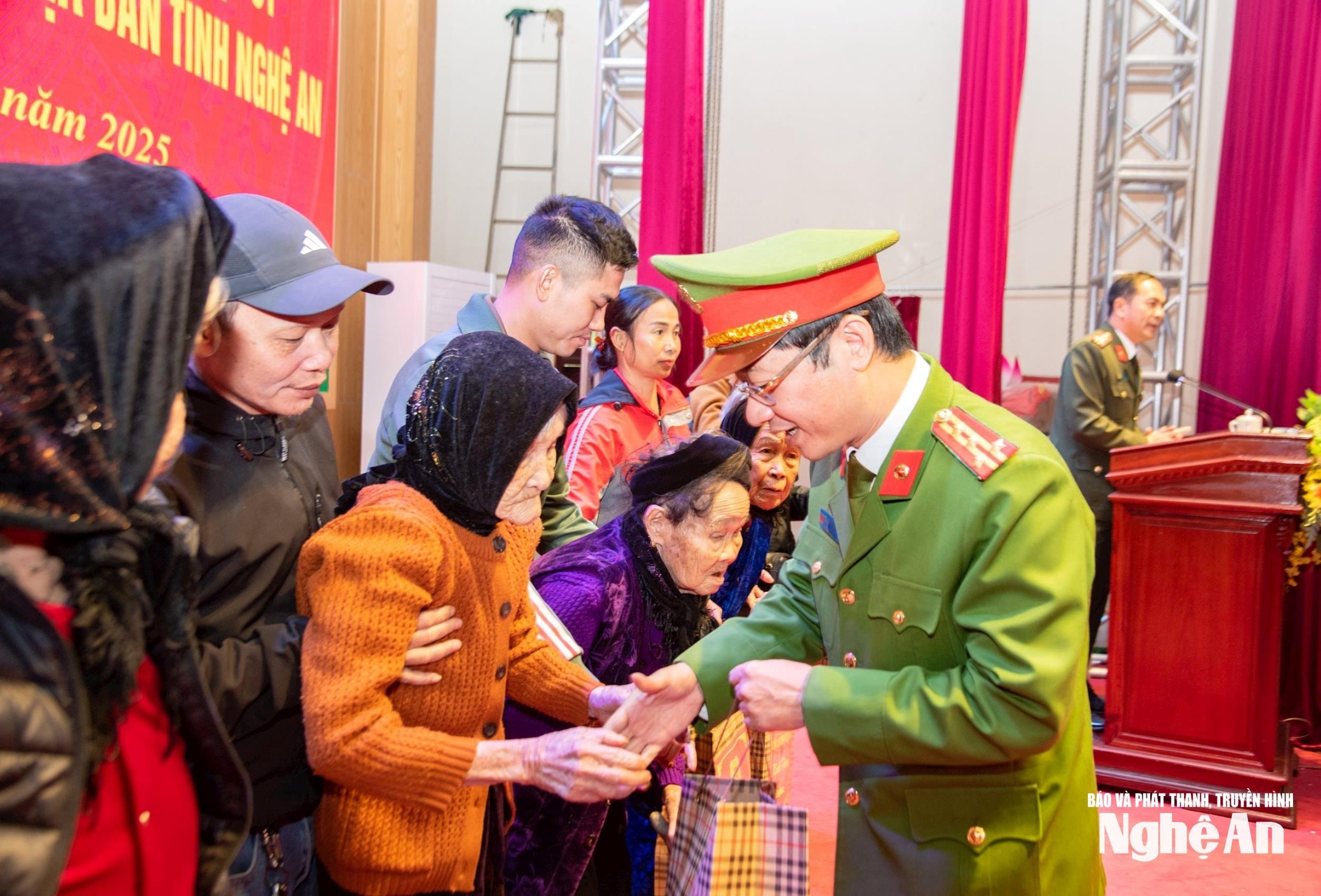 Đại diện lãnh đạo Công an tỉnh tặng quà cho các thân nhân liệt sĩ. Ảnh: Minh Quân