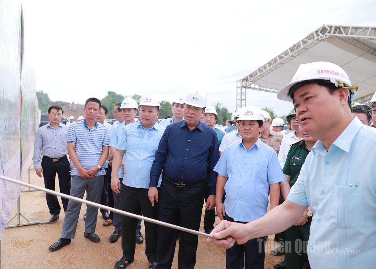 Đại diện Ban Quản lý dự án đầu tư xây dựng công trình giao thông tỉnh báo cáo tiến độ triển khai dự án.