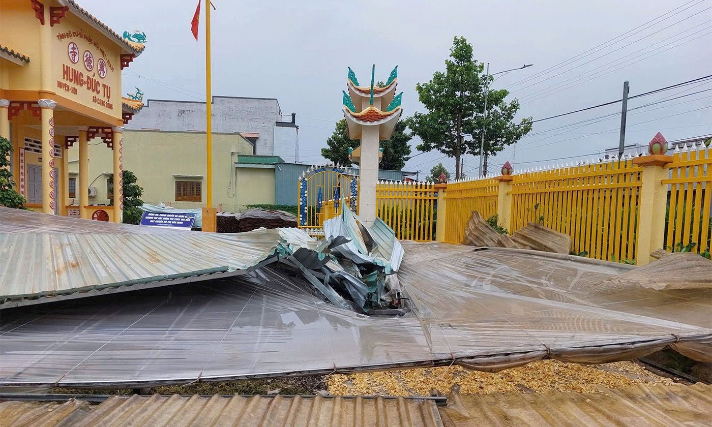 Trước đó, cơn mưa dông  vào trưa ngày 20-7 tại một số xã, phường thuộc khu vực phía Đông làm tốc mái nhà yến, gãy đổ nhiều cây xanh trên trên đường.