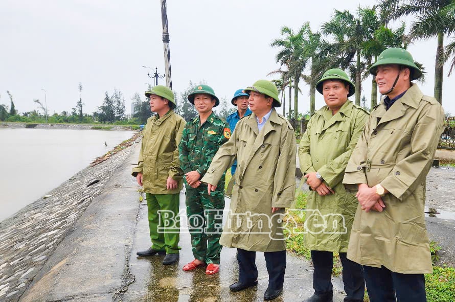Đồng chí Nguyễn Quang Hưng, Ủy viên Ban Thường vụ Tỉnh ủy, Phó Chủ tịch Thường trực UBND tỉnh kiểm tra công tác phòng, chống bão số 3 tại xã Đông Thái Ninh.