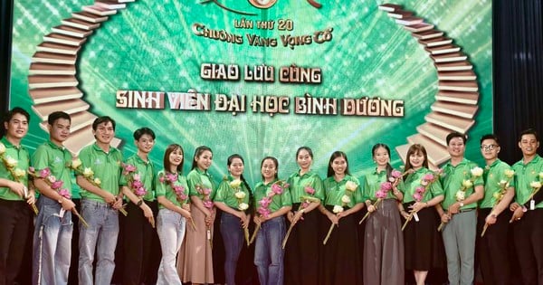 បេក្ខនារីនៃ "កណ្តឹងមាសនៃល្ខោនបុរាណ" លើកទី 20 សន្ទនាជាមួយនិស្សិតនៃសាកលវិទ្យាល័យ Binh Duong