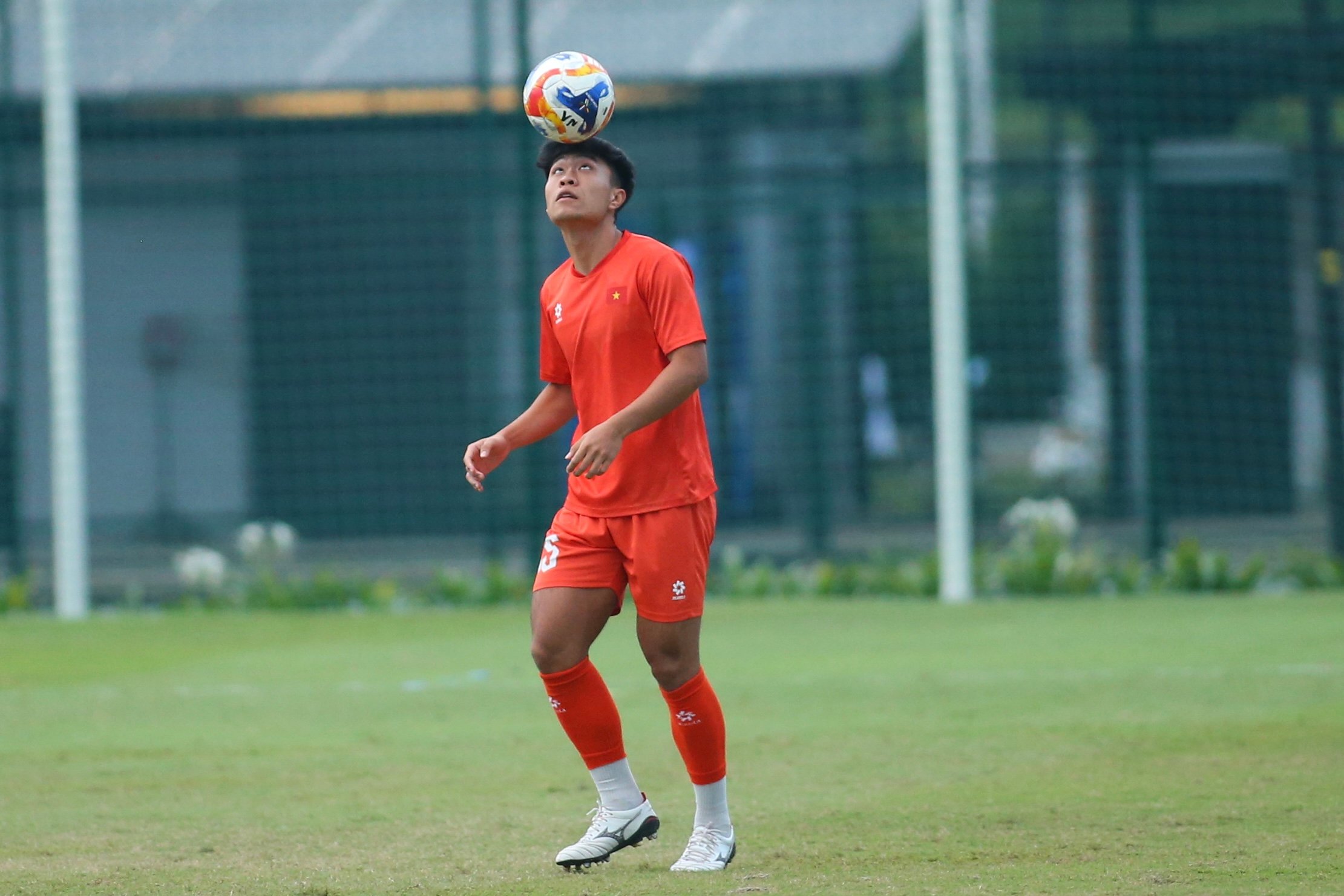 Trung vệ U.23 Việt Nam biểu diễn kỹ thuật như Neymar, Đình Bắc trở lại tươi rói- Ảnh 2.