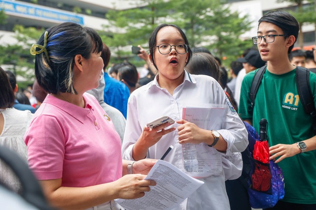 Phụ huynh buồn vì con… 'lỡ' đậu trường công'- Ảnh 1.