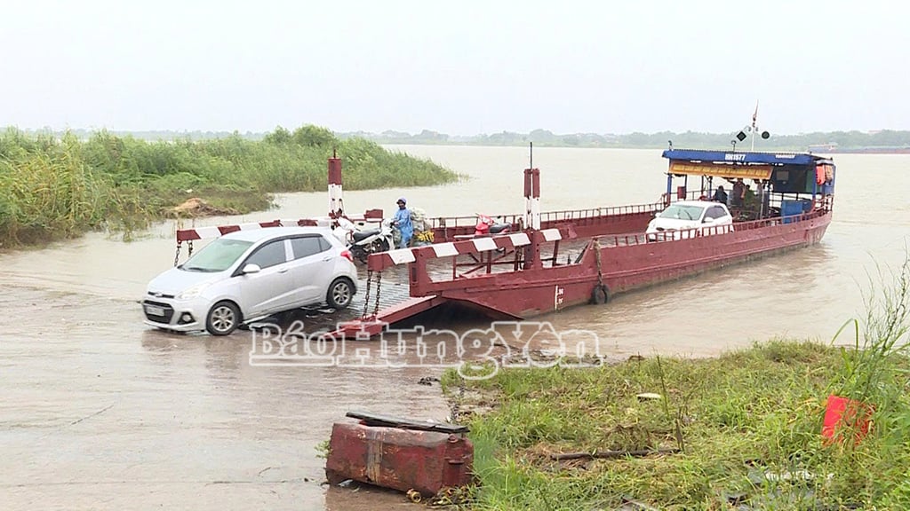 Vehículos circulando en la terminal de ferry de Binh Minh (comuna de Me So) en la tarde del 21 de julio.