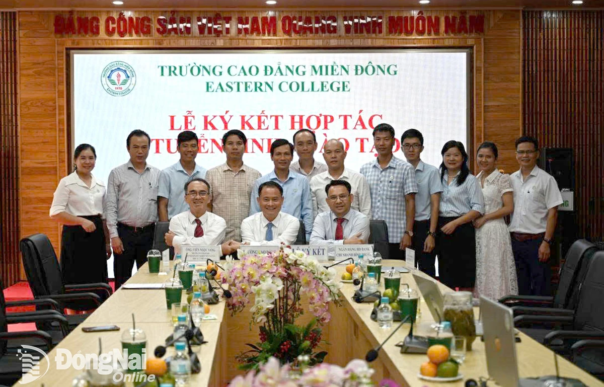 Lễ ký kết diễn ra trên tinh thần phối hợp chặt chẽ giữa nhà trường - doanh nghiệp - chuyên gia. Ảnh: Lam Ngọc - Phạm Quang
