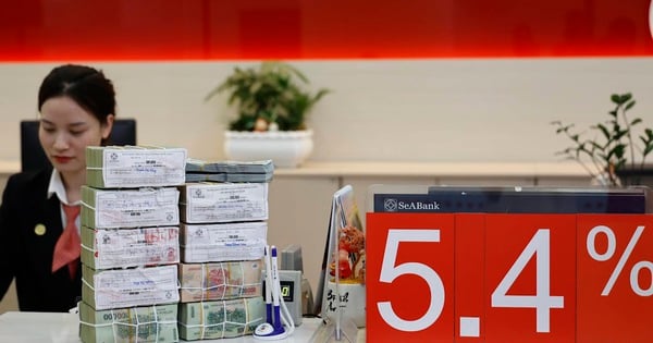Một số ngân hàng tăng lãi suất gửi tiết kiệm, điều gì đang xảy ra?