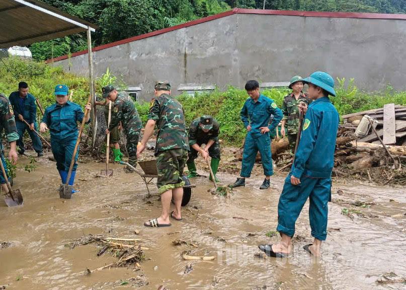 Lực lượng chức năng xã Lâm Bình hỗ trợ người dân khắc phục hậu quả thiên tai.