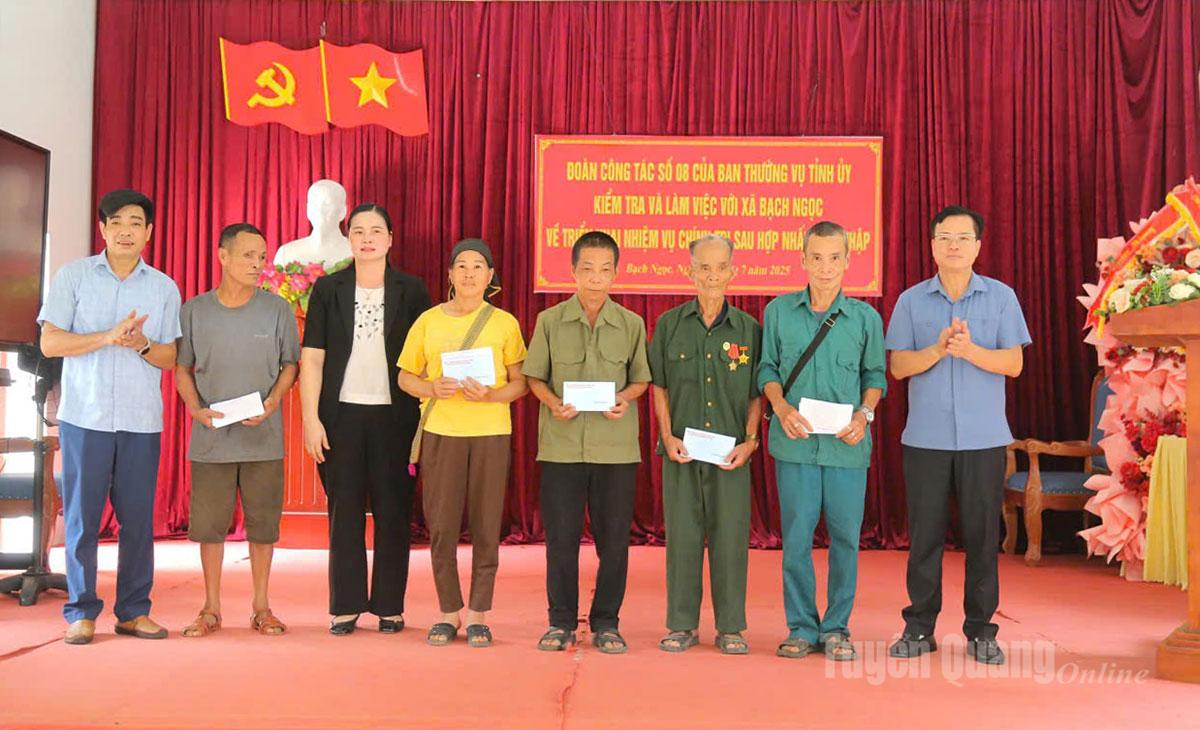 Đoàn công tác tặng quà cho các gia đình chính sách trên địa bàn xã Bạch Ngọc.