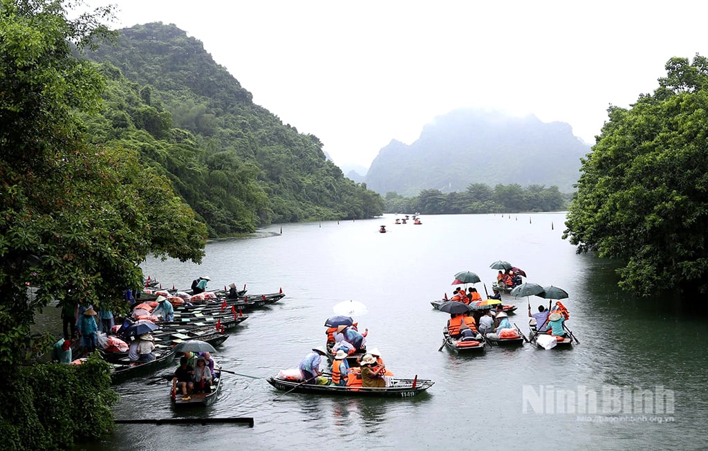 Du khách được trang bị đầy đủ áo phao khi tham quan Khu du lịch sinh thái Tràng An. Ảnh: Minh Đường