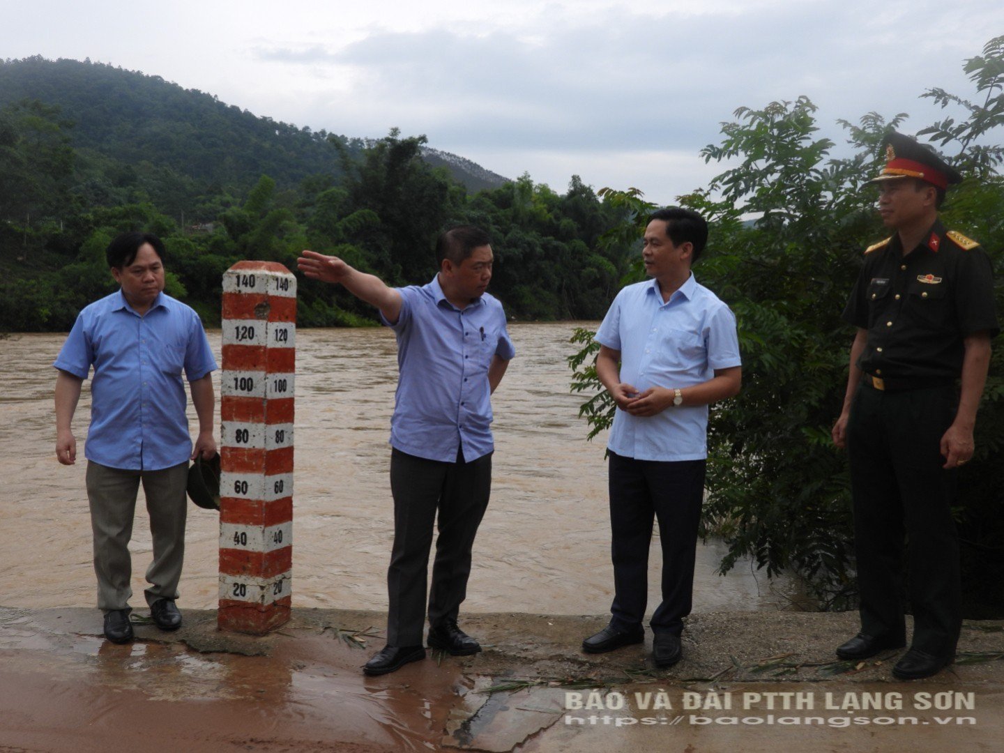 The Vice Chairman inspected an underground spillway in Na Sam commune.