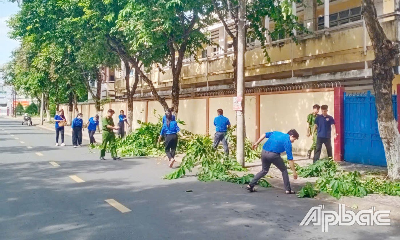 Đoàn Thanh niên phường Long Thuận tham gia chặt tỉa cây xanh, nhặt rác trên các tuyến đường.